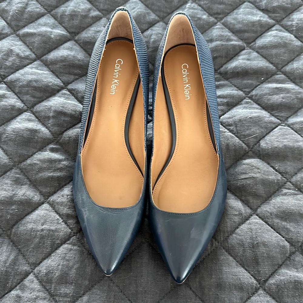 Calvin Klein Mitten Heel Pumps Size 7.5 Navy Blue